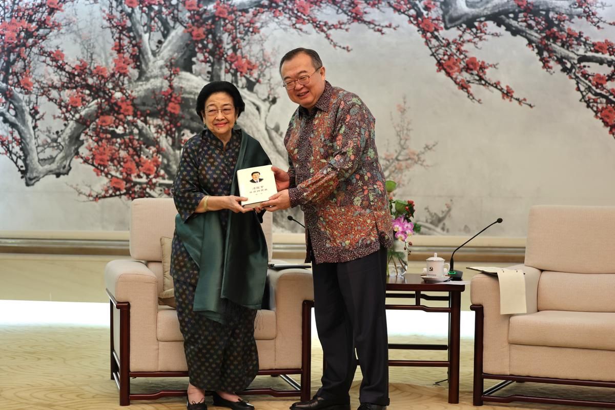 Megawati Berkunjung ke China, Dapat Buku dari Presiden Xi Jinping