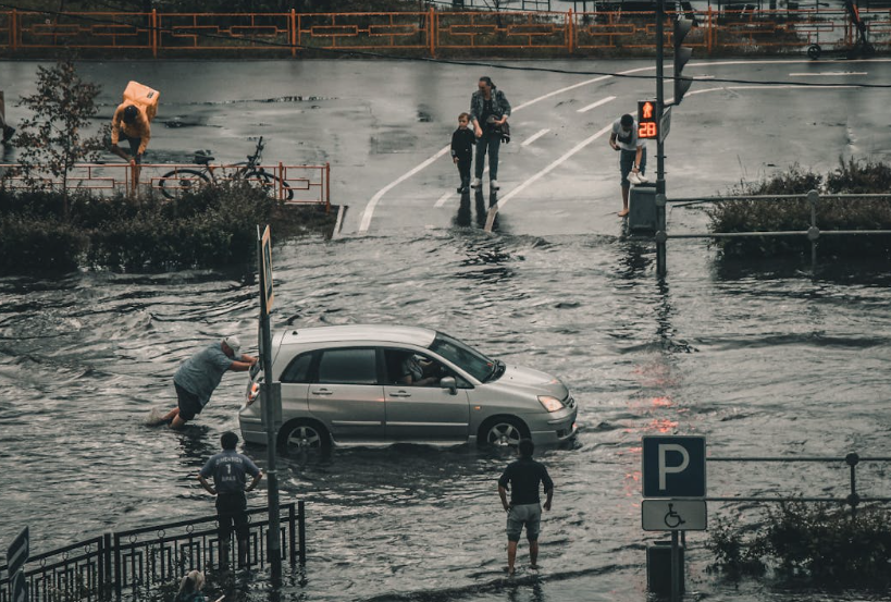 Benarkah Mobil Listrik Lebih Tahan Banjir Dibandingkan Mobil Bensin?