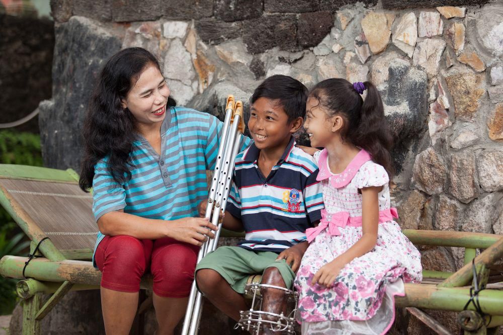 Cara Mengajak Anak Belajar Empati Lewat Aksi Kecil