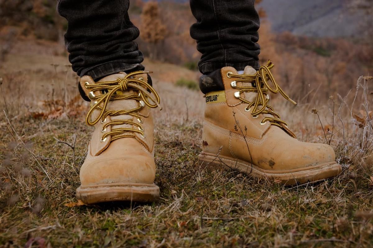 Kenali 4 Perbedaan Sepatu Safety dan Sepatu Gunung Sebelum Membeli