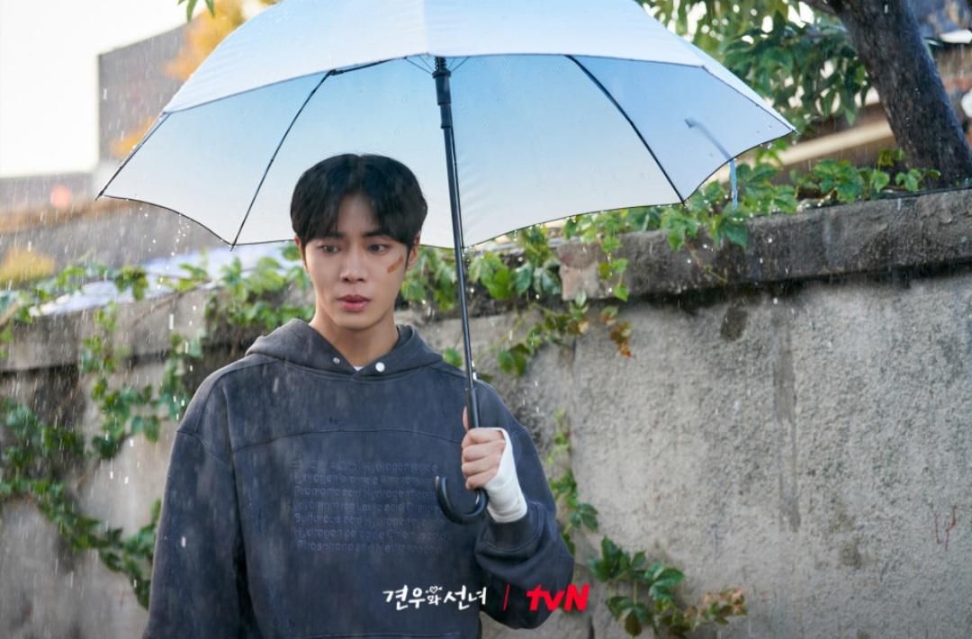 3 Teori Kutukan Bae Gyeon Woo di Head Over Heels, Disengaja?
