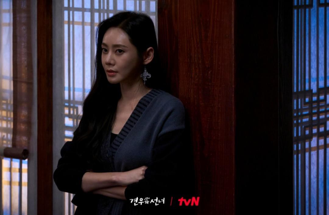 3 Cara Yeom Hwa Menyembah Roh Jahat di Head Over Heels
