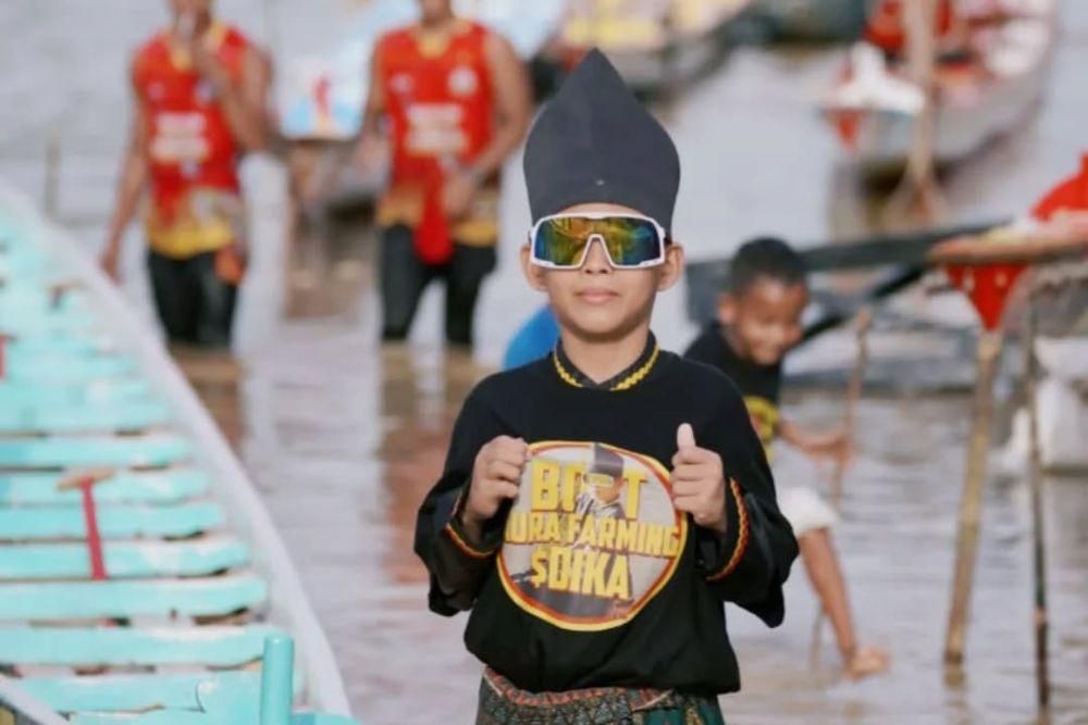 +1000 Aura! Bocah Pacu Jalur yang Viral Kini Dinobatkan Jadi Duta Pariwisata Riau