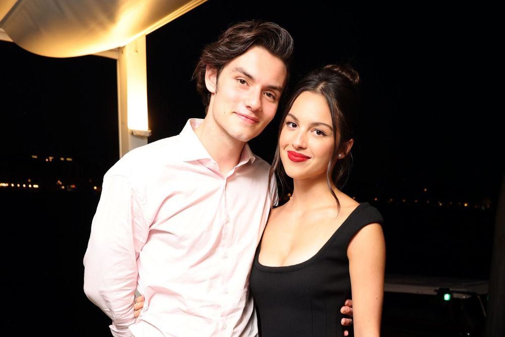 5 Perbandingan Keluarga Olivia Rodrigo dan Louis Partridge