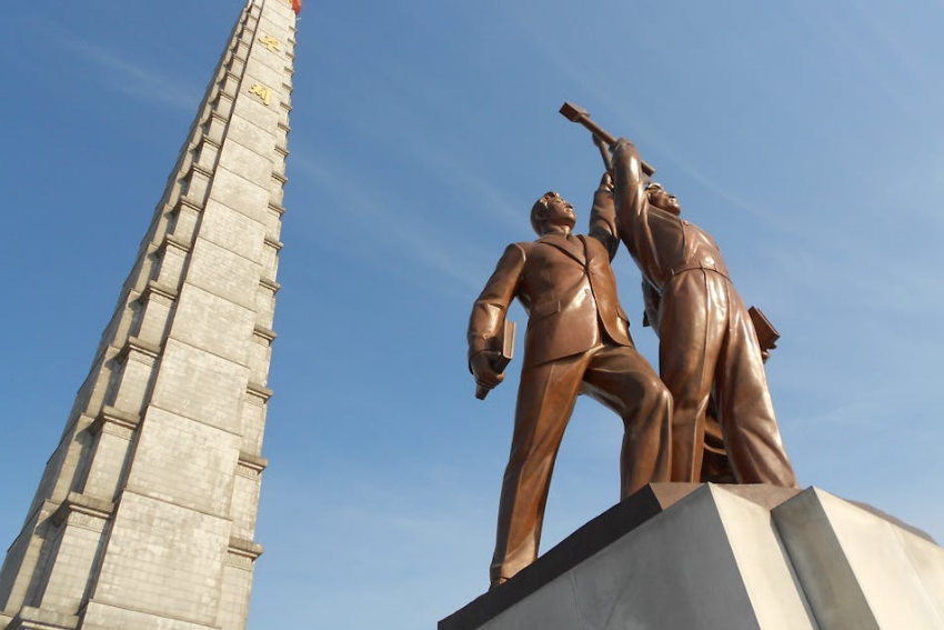 Potret Juche Tower di Pyongyang, Korea Utara (https://www.pexels.com/Lukas Kindl)