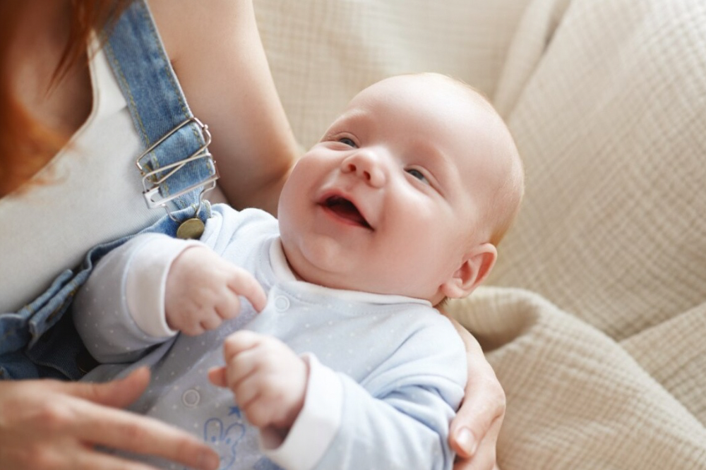 7 Hal yang Bisa Orangtua Lakukan agar Bayi Tertawa