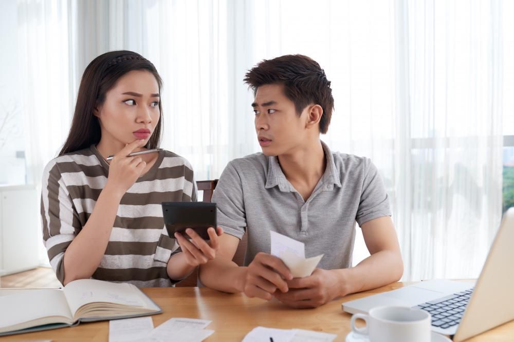 6 Tanda Suami Tidak Percaya Istri Pegang Uang, Kamu Mengalaminya?
