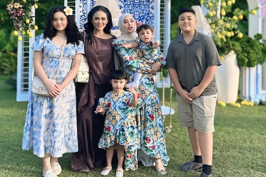 8 Potret Kris Dayanti Di Ulang Tahun Aurel, Kangen Anak dan Cucu!