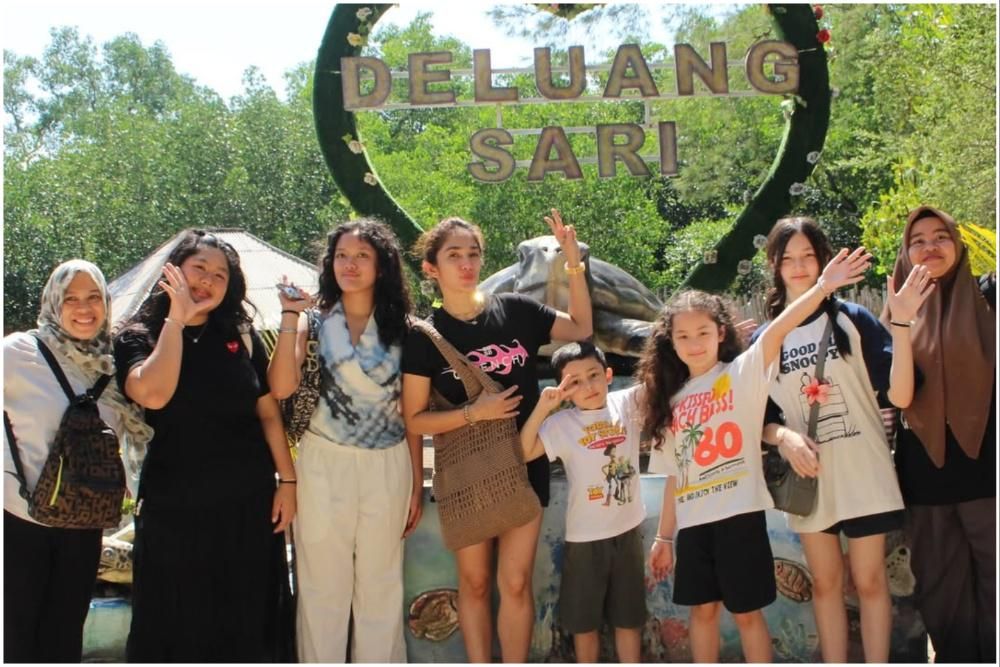 10 Potret Ussy Sulistiawaty ajak Anak ke Penangkaran Penyu di Bali