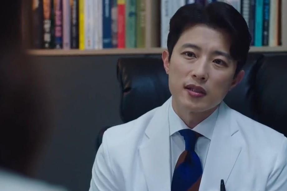 4 Teori Park Do Jin Adalah Ribbon Man Asli di Drakor Salon de Holmes