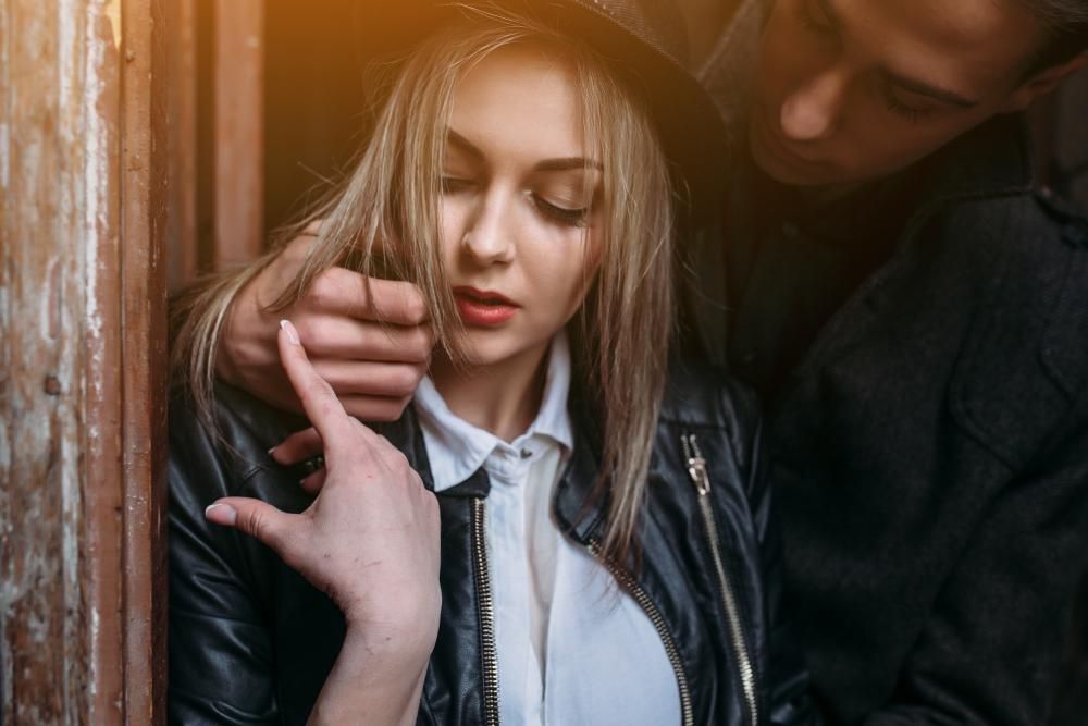 8 Tanda-Tanda Istri Punya Pria Idaman Lain, Patut Dicurigai!