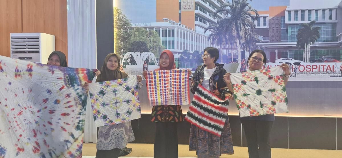ITB Ajarkan Masyarakat Papua Buat Kain Anyaman dengan Bahan Alami