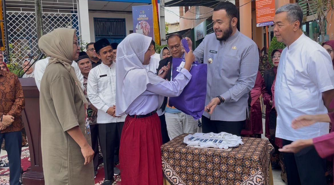 10 Ribu Siswa SD dan SMP di Padang Dapat Seragam Sekolah Gratis