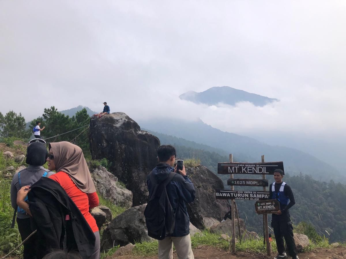 Libur Sekolah, Ribuan Wisatawan Serbu Gunung Kendil di Magetan