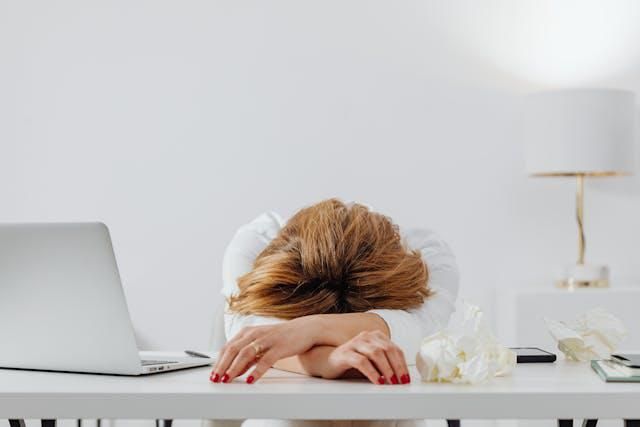 5 Cara Menghadapi Burnout Saat Kamu Gak Bisa Ambil Cuti