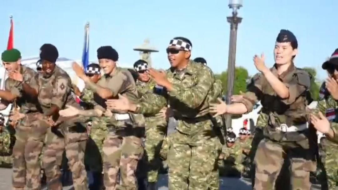 Kala Prajurit TNI dan Tentara Prancis Bersatu Tampilkan Tari Pacu Jalur