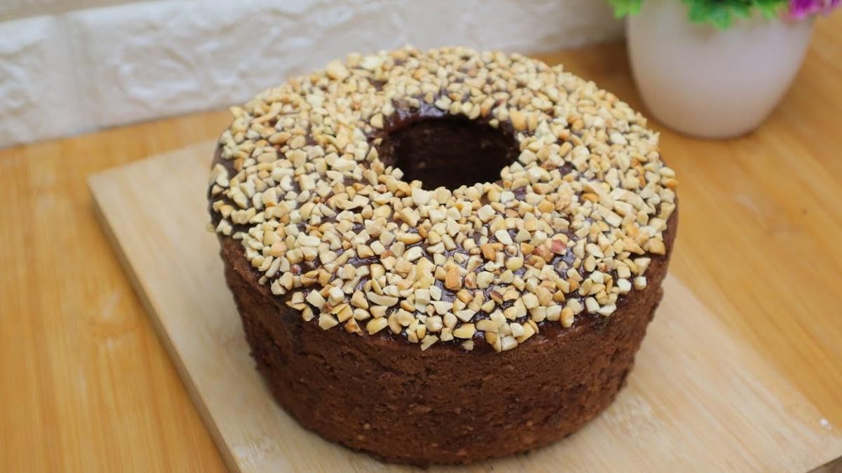 Resep Bolu Cokelat Kacang 2 Telur yang Moist, Nyokelat Abis!
