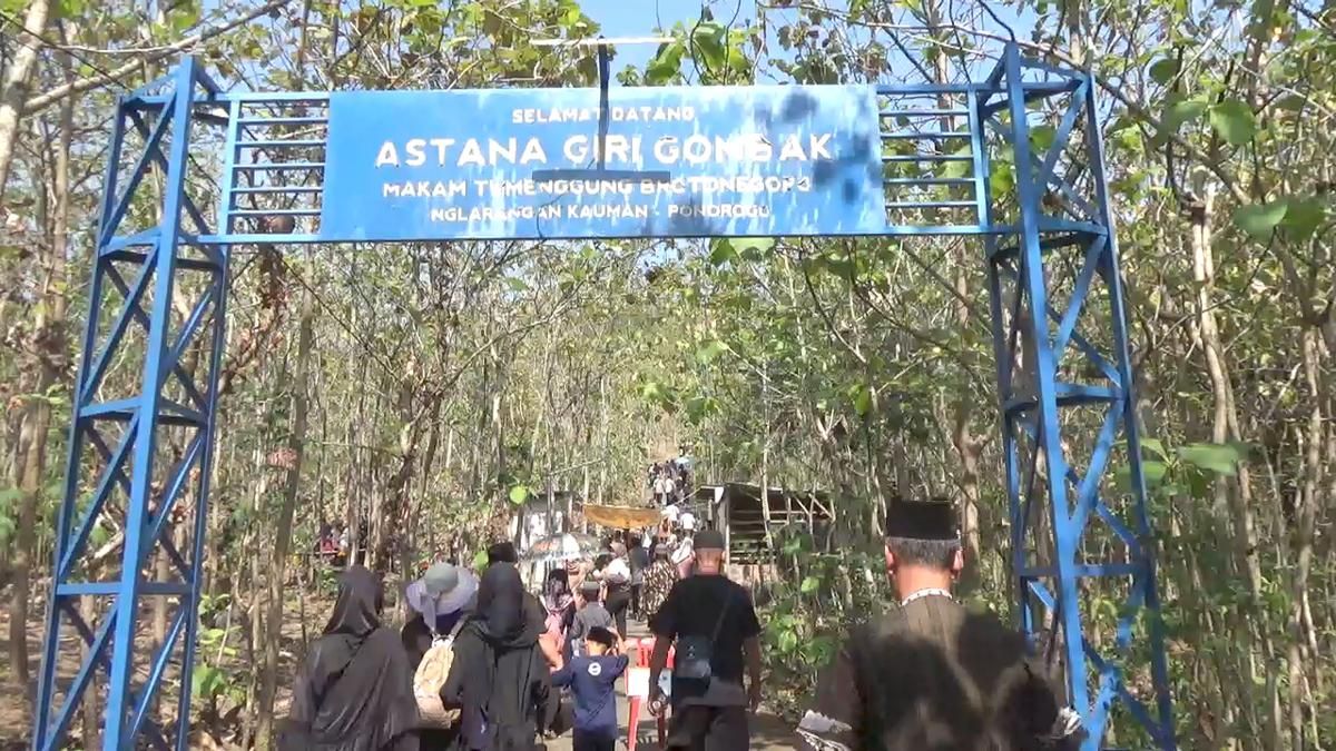 Ribuan Peziarah Padati Gunung Gombak Nglarangan Ponorogo