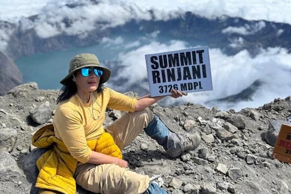 7 Potret Atiek CB Mendaki Gunung Rinjani di Usia 62 Tahun
