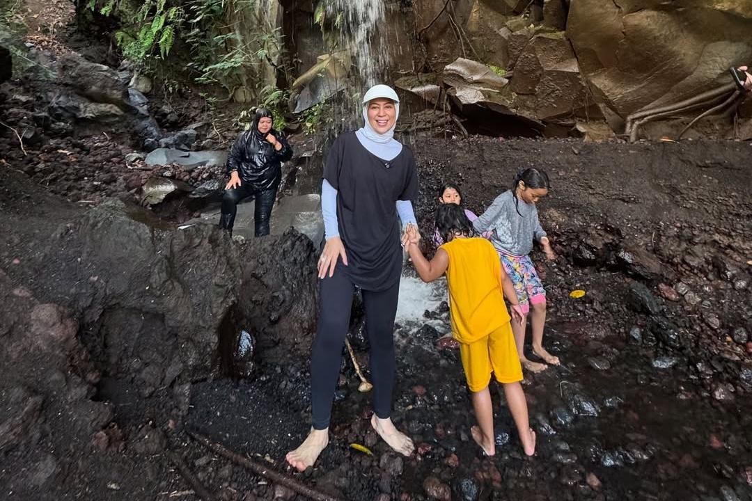 9 Potret Shanty Denny Liburan di Curug, Mandi di Air Terjun!
