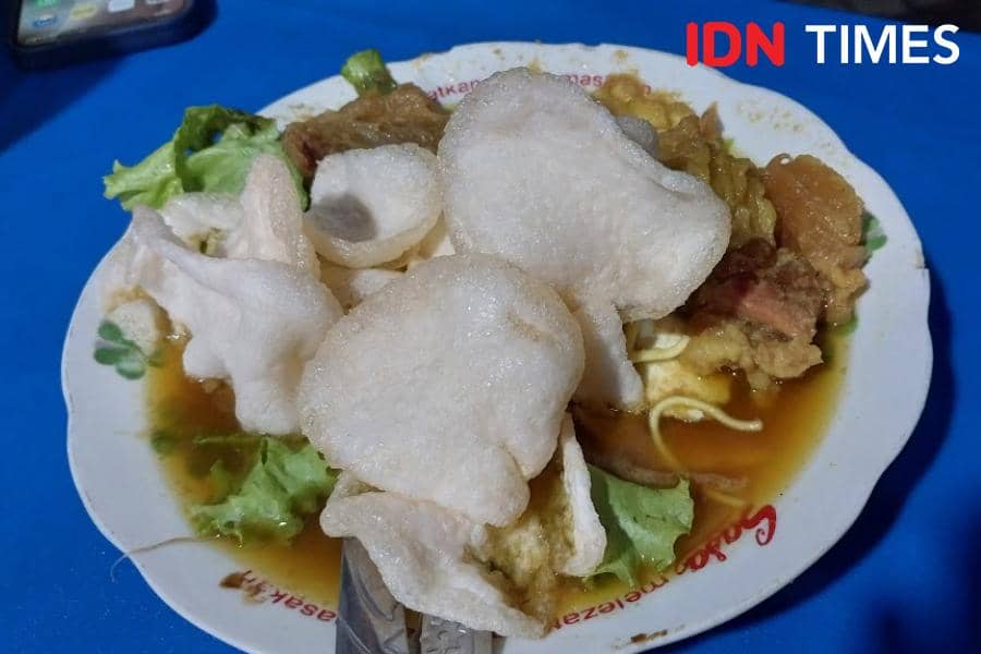 Potret tahu campur khas Surabaya (IDN Times/Fasrinisyah Suryaningtyas)