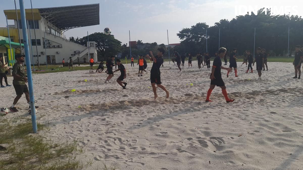 Nil Maizar Asah Keahlian Skuad Sumsel United di Lapangan Pasir