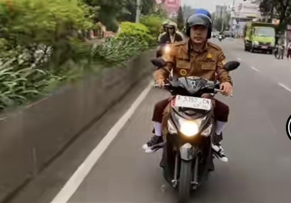 Pakai Motor, Wakil Wali Kota Serang Antar Anak Sekolah di Hari Pertama 