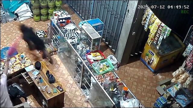 Detik-Detik Maling di Toko Kelontong Madiun Kepergok Pemilik