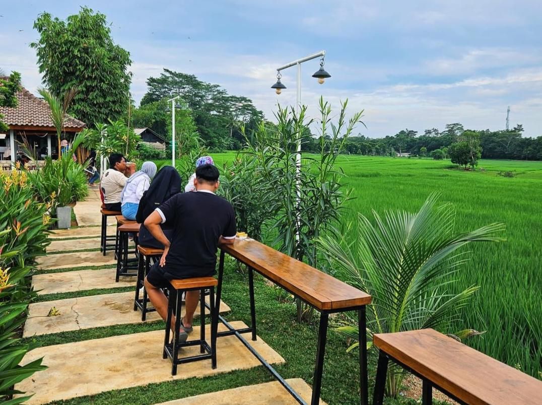 Warung Soto Pakde: Tempat Makan Soto Asri di Pinggir Sawah Metro