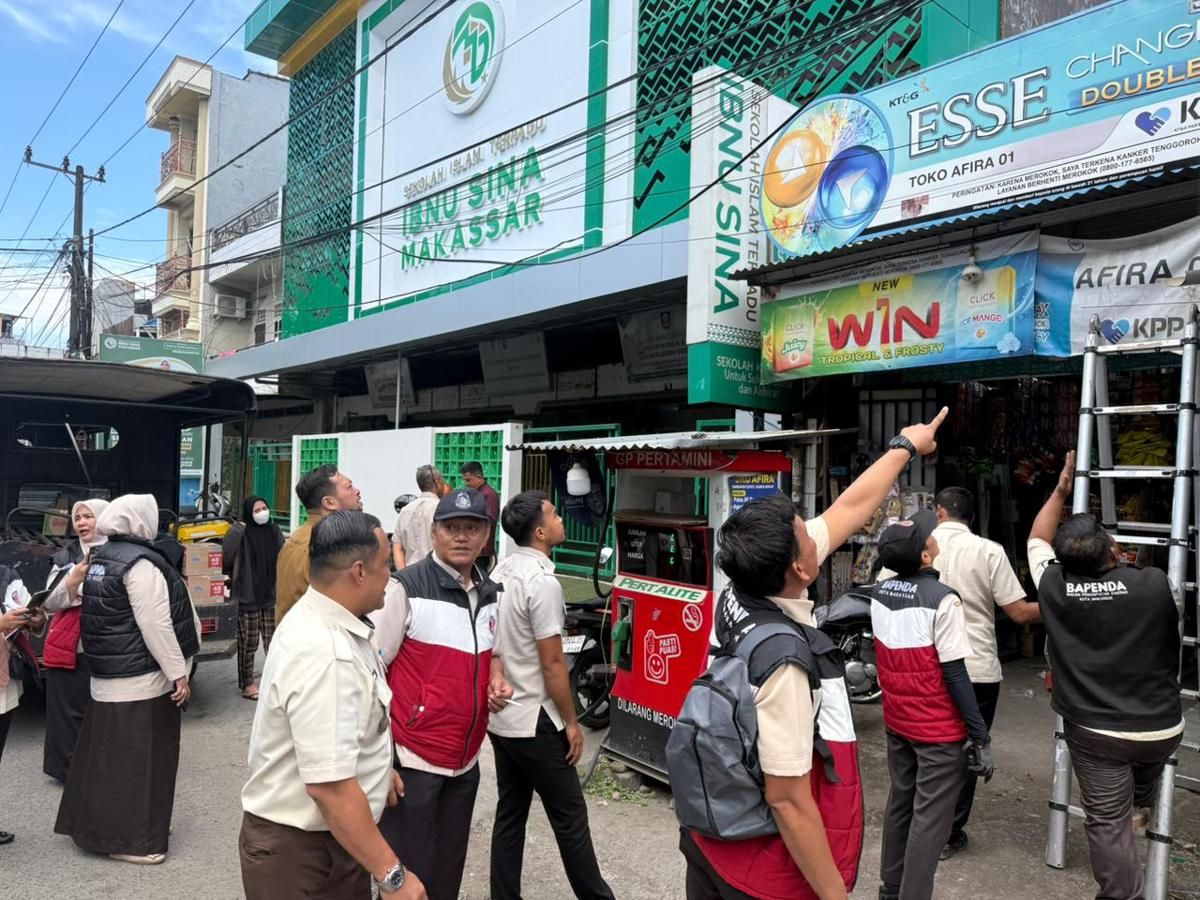 Pemkot Makassar Bongkar Reklame Ilegal di 16 Titik
