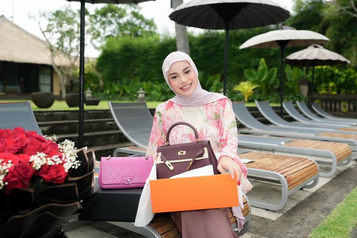 Merek dan Harga Tas Mewah Kado Ulang Tahun Aurel Hermansyah