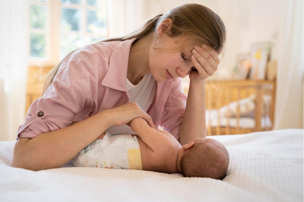Cara Menolong Mama Lain yang Alami Postpartum Depression