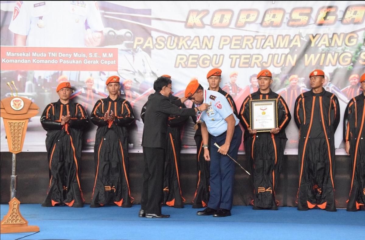 Punya Regu Wingsuit, Kopasgat TNI AU Dapat Penghargaan MURI