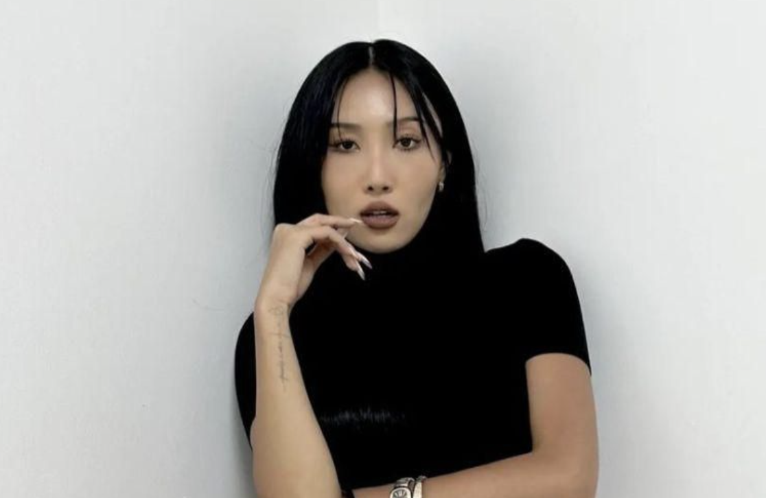 ⁠In Ear Hwasa MAMAMOO Pernah Pecah, Bikin Telinga Kirinya Sulit Dengar