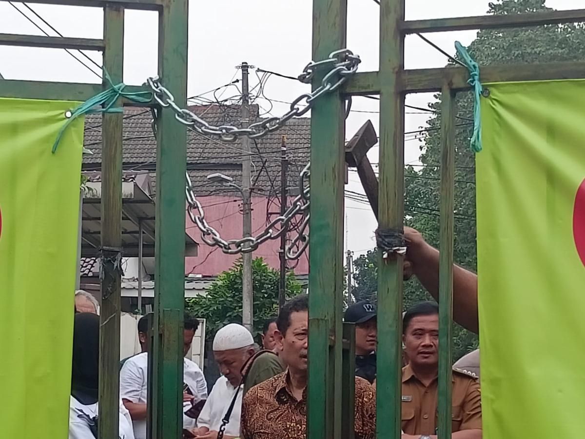 Gembok Blokade SMAN 6 Tangsel Dibuka Pakai Kapak