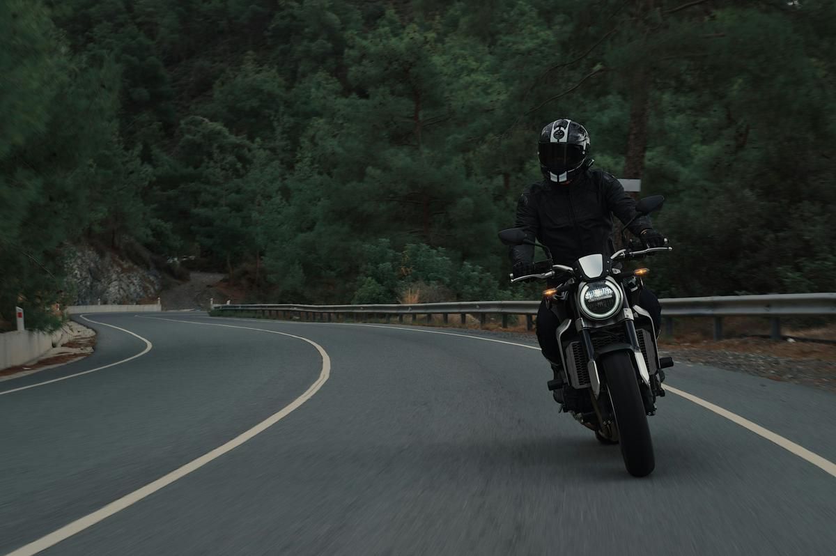 4 Tips Mengendarai Motor Sambil Menjaga Postur, Cegah Pegal!