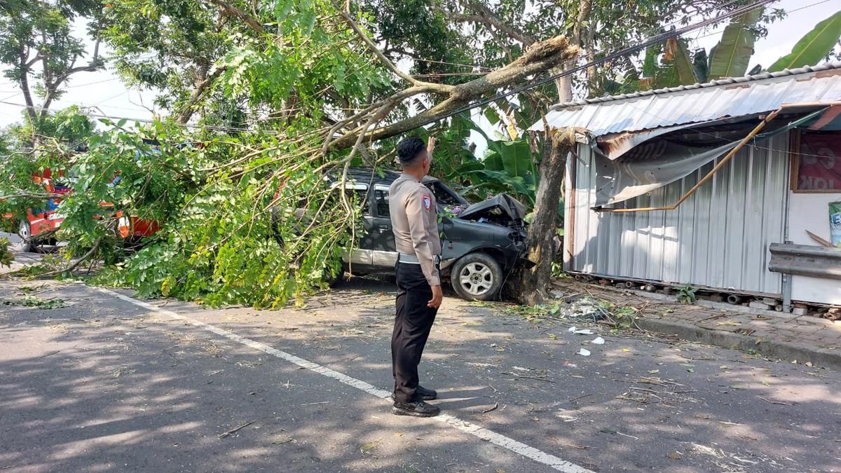 Mobil Taruna Tabrak Warung di Ngawi, Pemilik Terluka