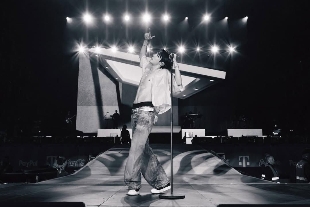 9 Potret J-Hope BTS di Lollapalooza Berlin 2025, Bawakan 21 Lagu!
