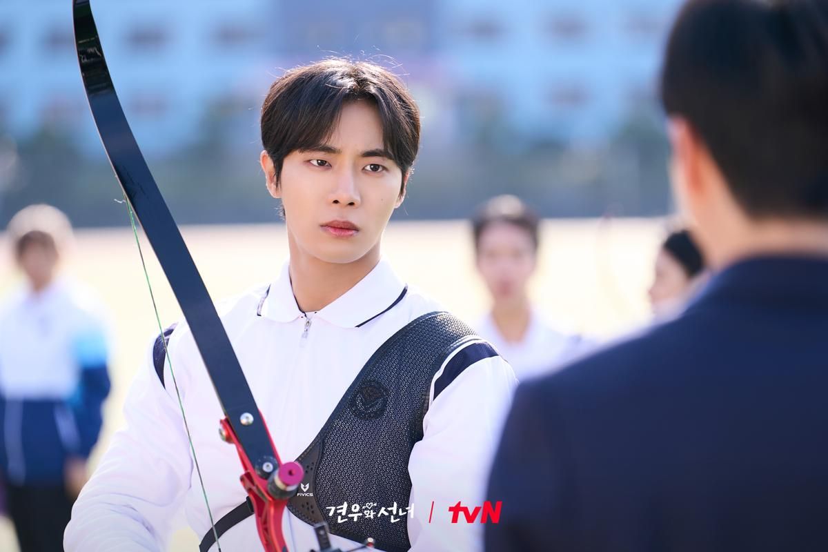 7 Perbedaan Bae Gyeon Woo dan Bongsu di Drakor Head Over Heels
