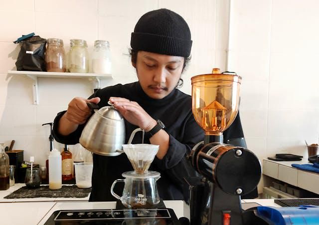 Beyond the Brew: Mengungkap Peran Barista dalam Secangkir Kopi