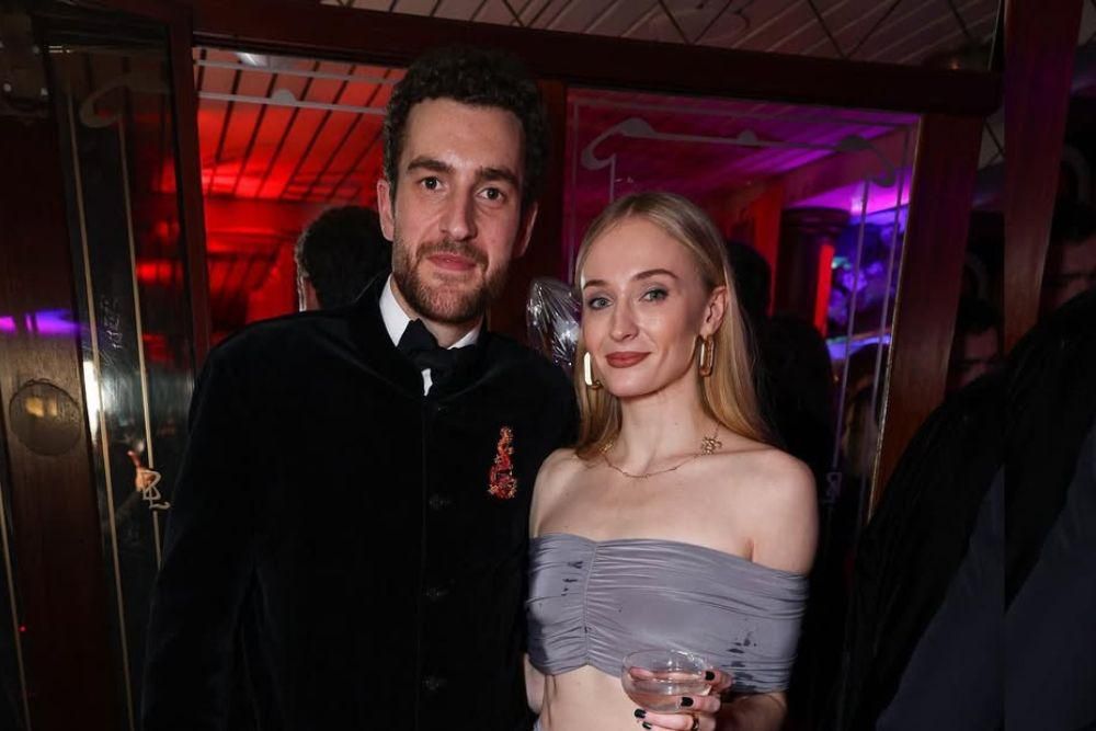 Mesra Banget, Ini 5 Fakta Hubungan Sophie Turner dan Peregrine Pearson