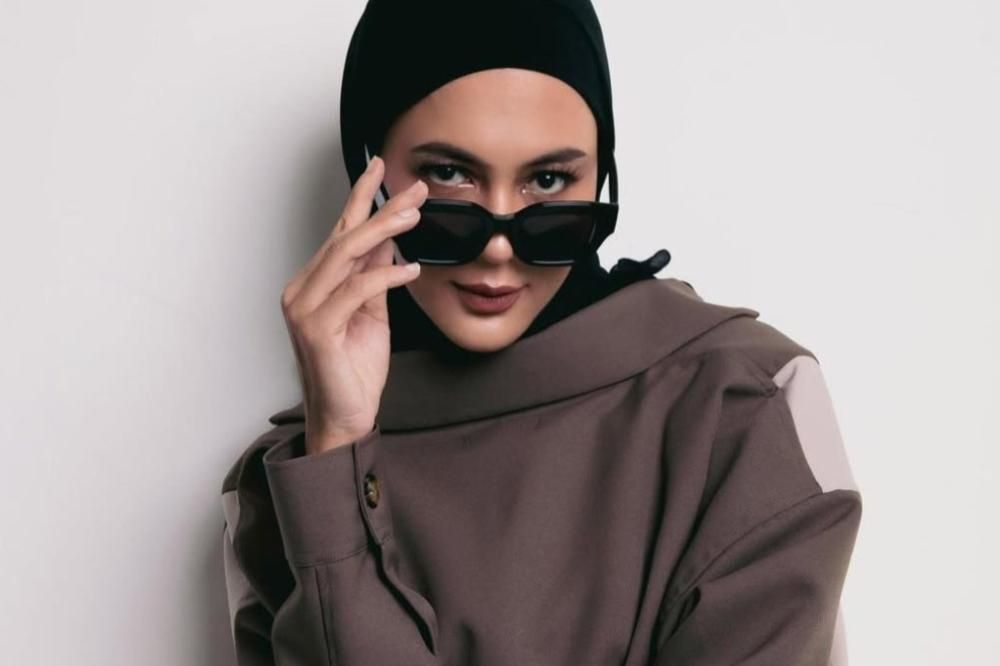 7 Inspirasi Outfit Minimalis Earth Tone ala Paula Verhoeven
