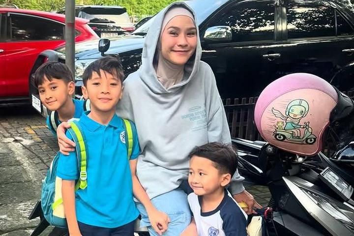 8 Foto Artis Anter Anak Hari Pertama Sekolah, Ada yang Penuh Drama