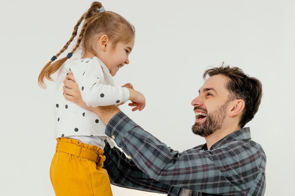 7 Tips agar Papa Tetap Dekat dengan Anak Meski Sibuk Kerja