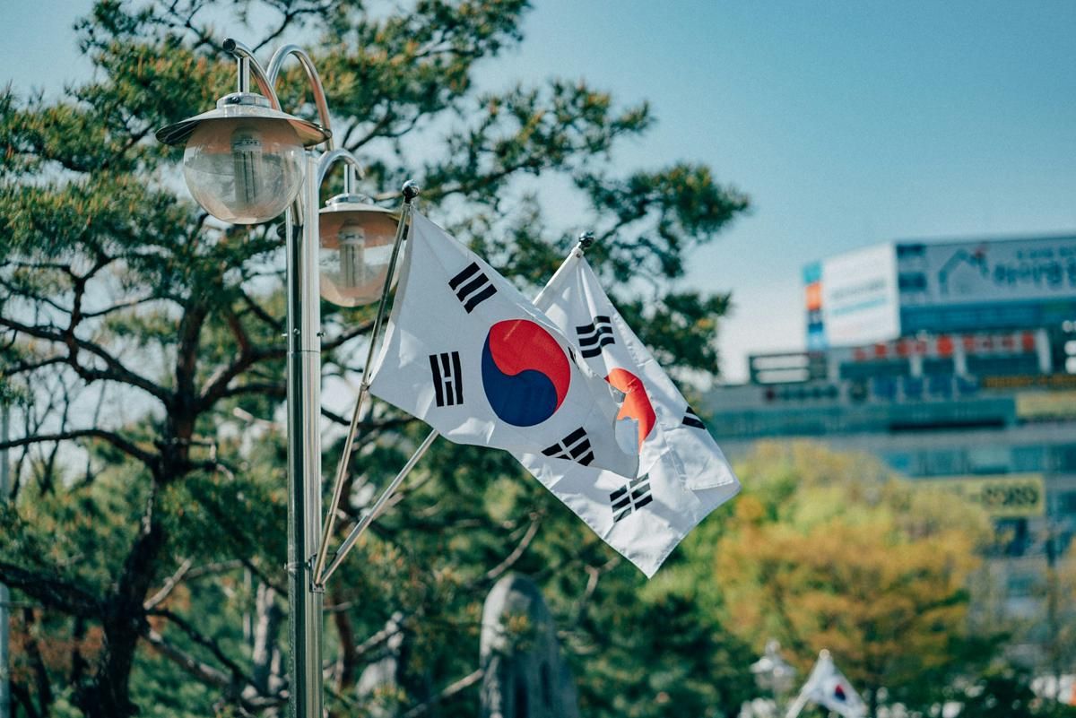 Potret bendera negara Korea Utara (unsplash.com/nardly)