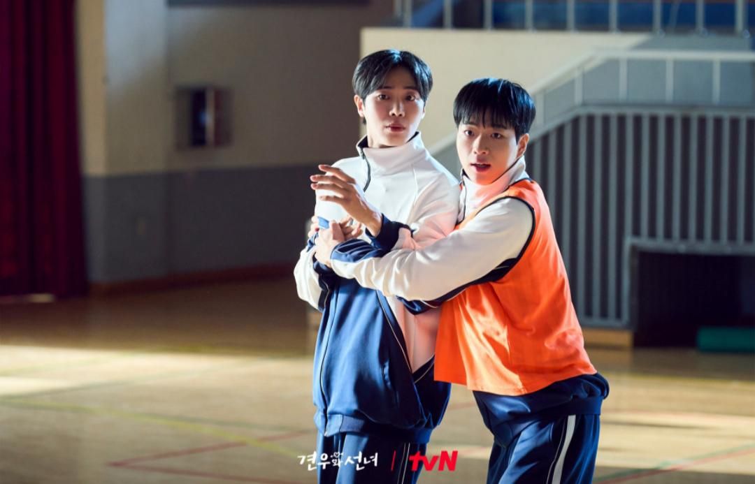 7 Momen Pyo Ji Ho Protektif pada Bae Gyeon Woo di Head Over Heels