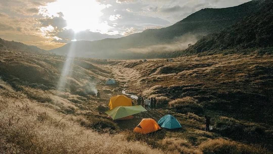 5 Rekomendasi Gunung di Jawa Barat dengan Puncak Tertinggi