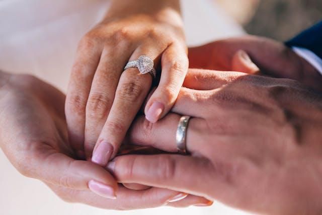5 Perbedaan Cincin Tunangan dan Cincin Nikah yang Pria Perlu Tahu