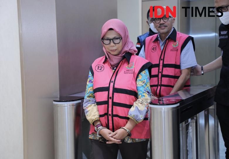 Momen Tersangka Kemendikbud Mulyatsyah dan Sri Wahyuningsih Tersenyum