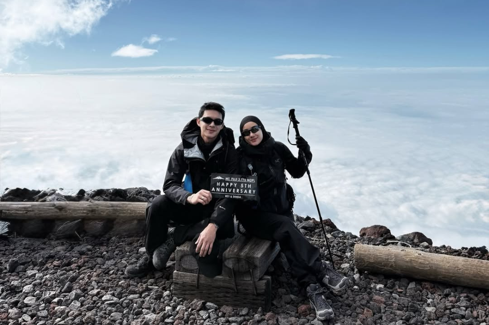 Naik Gunung Fuji, Cara Rey Mbayang dan Dinda Hauw Rayakan Anniversary